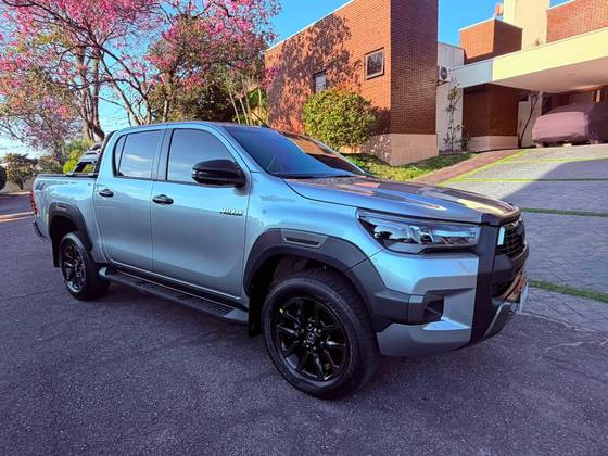 TOYOTA HILUX 2.8 D-4D TURBO DIESEL CD CONQUEST 4X4 AUTOMÁTICO